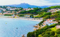 La spiaggia di Baja Sardinia in Costa Smeralda, siamo in provincia di Olbia, in Sardegna