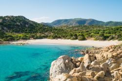 La spiaggia di Cala Cipolla a Chia in Sardegna