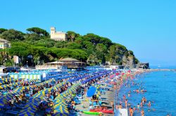 La spiaggia di Celle Ligure in estate, Liguria - © maudanros / Shutterstock.com