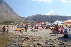 La spiaggia di Cornino, con le sabbie bianche e le rocce scivolose sulla riva del mare