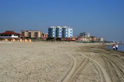 La spiaggia di Lido degli Scacchi: sullo sfondo i palazzi di Lido di Ponposa - © Carlo Pelagalli, CC BY-SA 3.0, Wikipedia