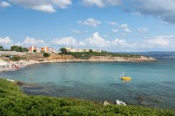 La spiaggia di Punta Negra, a Fertilia, si raggiunge a nord di Alghero, Sardegna.