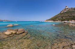 La spiaggia di Putzu Idu e la Torre di Capo Mannu in Sardegna