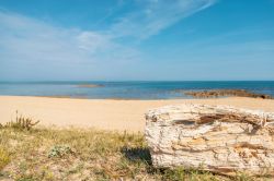 La spiaggia e la baia di Creta Rossa vicino ad Ostuni nel Salento in Puglia.