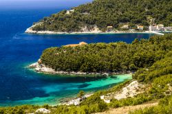 La splendida baia di Trstenik, Croazia: la costa è costellata di spiagge e calette, alcune delle quali raggiungibili solo via mare.

