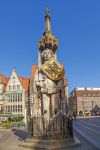 La statua di Rolando nel centro di Brema, Germania. Il Bremer Roland è una gigantesca statua che raffiugra il paladino Rolando collocata nella Marktplatz di Brema: simboleggia la libertà ...