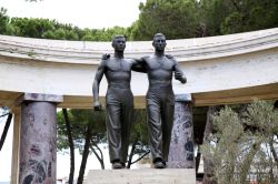 La statua in bronzo di due fratelli al Cimitero Militare Americano di Nettuno, Lazio © Vladimir Mucibabic / Shutterstock.com



