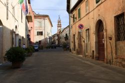 La strada principale di Asciano, Crete senesi, Toscana - © Paolo Trovo / Shutterstock.com