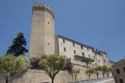 La torre eptagonale (ettagonale) di Moresco, borgo nelle Marche (Italia).
