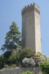 La torre ettagonale, simbolo del borgo medievale di Moresco nelle Marche (Italia).
