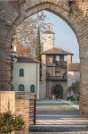 La torre sud del castello a Cordovado, Pordenone, vista attraverso un arco delle mura (Friuli Venezia Giulia).
