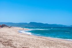 La vasta spiaggia di Badesi in Sardegna, in una giornata di sole a fine estate