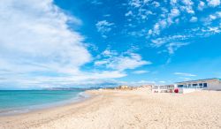 La vasta spiaggia di Platamona in Sardegna, fotografata in una giornata autunnale. Siamo vicino a Porto Torres