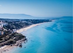 La vasta spiaggia di Ponente a Rodi Garganico in Puglia, provincia di Foggia