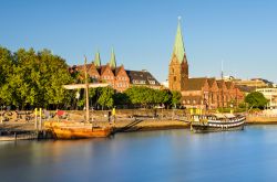 La vecchia città di Brema fotografata con la luce dorata della sera, Germania. Brema è situata sulle rive della Weser a circa 60 km da dove il fiume sfocia nel Mare del Nord.

 ...