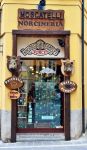La vetrina di una norcineria nel centro storico di Norcia, Umbria. Siamo in una delle botteghe in cui si preparano e vendono tutti i prodotti derivati dalla lavorazione delle carni di maiale ...