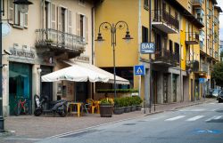 La visita del centro di Colico, la ridente cittadina sul Lago di Como (Lombardia) - © Alexandra Thompson / Shutterstock.com 