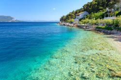 L'acqua cristallina del Mare Adriatico a Trstenik, penisola di Peljesac, Croazia. Siamo sulle coste della Dalmazia, circa 90 km da Dubrovnik.
