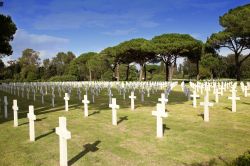Lapidi al Cimitero Militare Americano di Nettuno, Lazio. L'area si estende su una superficie di oltre 311 mila metri quadrati © Vladimir Mucibabic / Shutterstock, com
