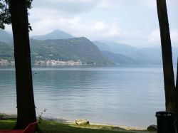 Le acque calme del Lago d'Orta fotografate nei dintorni di San Maurizio d'Opaglio