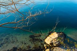 Le acque limpide del Lago di Como a Dorio, in Lombardia. In estate il clima invita ai bagni sulle rive del Lario