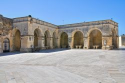 Le arcate di San Giorgio, un elegante portico del centro di Melpignano in Puglia