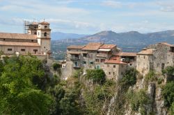 Le case arroccate di Artena, splendido borgo del Lazio aggrappato a delle rocce sui monti Lepini