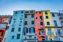 Le case colorate di Porto Venere in provincia di La Spezia, Liguria. Le tinte pastello del borgo sono incorniciate da questo frammento di costa affacciata sul Mediterraneo - © DiegoMariottini ...