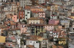 Le case colore pastello del borgo di Seui in Sardegna