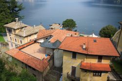 Le case del centro di Faggeto Lario sul Lago di Como - © Zocchi Roberto / Shutterstock.com