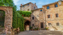 Le case in pietra delk centro storico di Sassetta, provincia di Livorno, Toscana