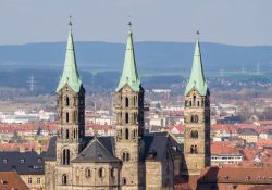 Le cupole della cattedrale di Bamberga, Germania: l'edificio religioso ospita al suo interno le sepolture di Enrico II° il Santo e di sua moglie Cunegonda.
