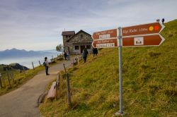 Le indicazioni per il monte Rigi, Svizzera. Sono circa 35 i km di sentieri escursionistici offerti agli appassionati delle attività outdoor - © Itsanan / Shutterstock.com
