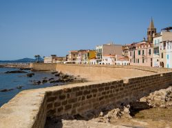 Le mura di Alghero, Sardegna. Il primo sistema di fortificazione della città risale al XIII° secolo ed è quello dell'impianto urbano genovese. Di queste mura, risistemate ...