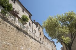 Le mura e le case in pietra del borgo di Moresco nelle Marche (Italia).
