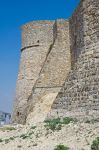 Le mura e una torre del Castello Normanno-Svevo di Deliceto (FG). Il castello è stato storicamente un avamposto difensivo.