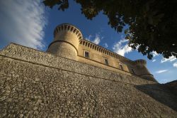 Le mura imponenti della Rocca di Alviano in Umbria