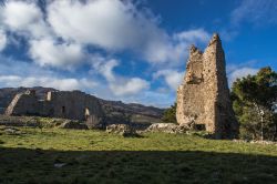 Le rovine del Castello dei Ventimiglia di Geraci Siculo in Sicilia, siamo in provincia di Palermo