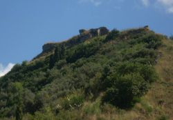 Le rovine del Castello che dominano il borgo di Saponara - © Ciao411 - Pubblico dominio, Wikipedia