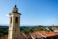 Le torri campanarie della città di Murazzano, Piemonte. Sullo sfondo, le colline delle Langhe e uno scorcio delle Alpi.

