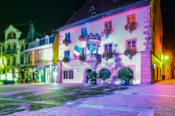 L'Hotel de Ville di Guebwiller, Francia, illuminato di notte - © Vytautas Kielaitis / Shutterstock.com