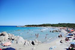 Lido di Orri a Tortoli, la spiaggia piena di turisti in Agosto, e il mare limpido della Sardegna orientale - © Stefania Arca / Shutterstock.com