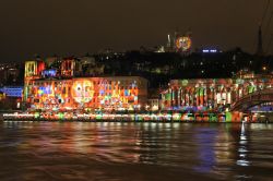 Una suggestiva immagine di Lione illuminata dalle installazioni della Festa delle Luci, l'evento più importante della città francese - foto © Pierre Jean Durieu / Shutterstock.com ...