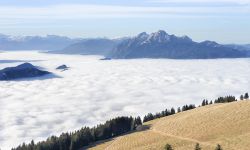 Lo spettacolare panorama dal monte Rigi, Svizzera. In inverno, la vista sul gigante mare di nebbia è un'esperienza unica.



