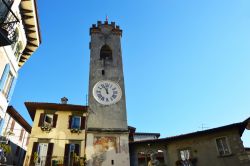 Lovere (Bergamo): la Torre Civica, una torre medievale dotata di orologio, è stata restaurata pochi anni fa.