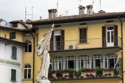 Lovere (Bergamo, Lombardia): una statua e un edificio storico nel centro del paese.