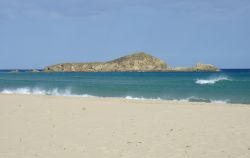 Il Mare di Chia è caratterizzato da una vasta spiaggia, una delle più note della Sardegna - © Elisa Locci / Shutterstock.com