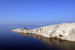 il Mare di Pag in Croazia (Pago): bianche rocce calcaree lungo la costa settentrionale della lunga isola dellla Dalmazia. Si notano le rovine di un antico faro che serviva questo tratto di costa ...