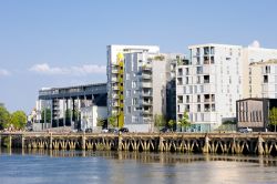 Moderni appartamenti sul lungofiume della città di Nantes, Francia - © Olesya Tseytlin / Shutterstock.com