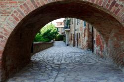 Monteleone d'Orvieto, Terni: un arco in mattoni nel centro storico del borgo umbro - © Paolo Trovo / Shutterstock.com
